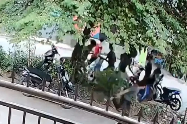 Asyik Nongkrong, Pemuda...