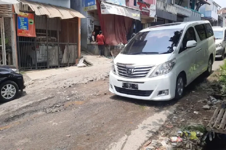 Hati-hati! Jalan di...