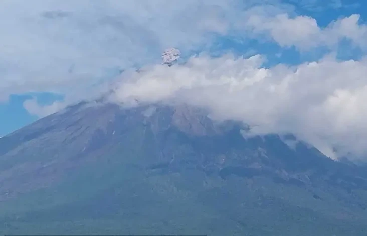 Gunung Semeru Erupsi,...