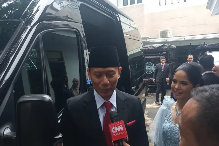 Pakai Jas dan Peci,...