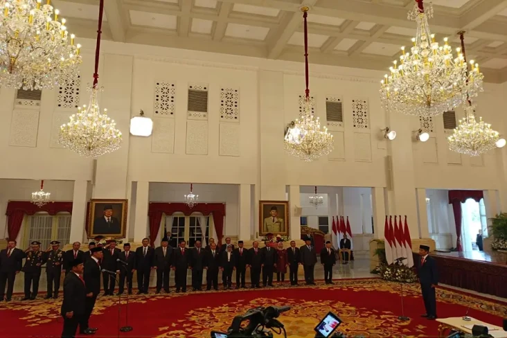 Presiden Jokowi Lantik...