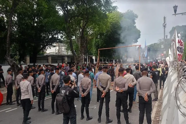 Massa Poros Buruh Bakar...