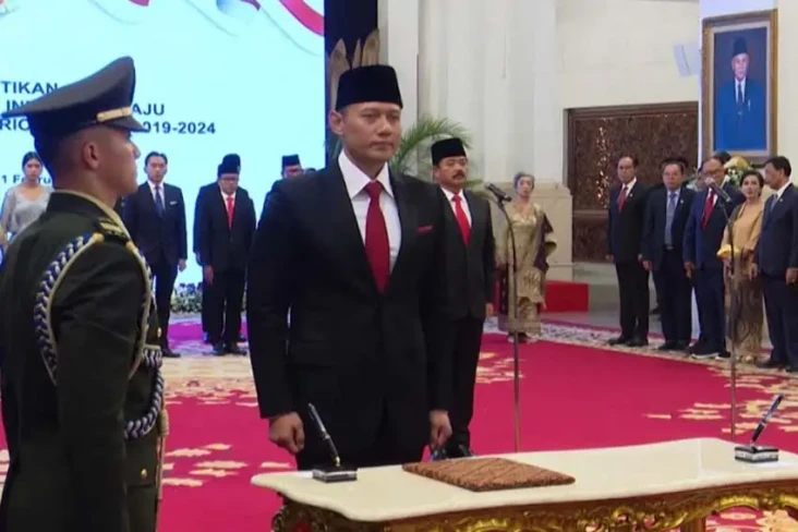 Makna Dasi Merah dan...