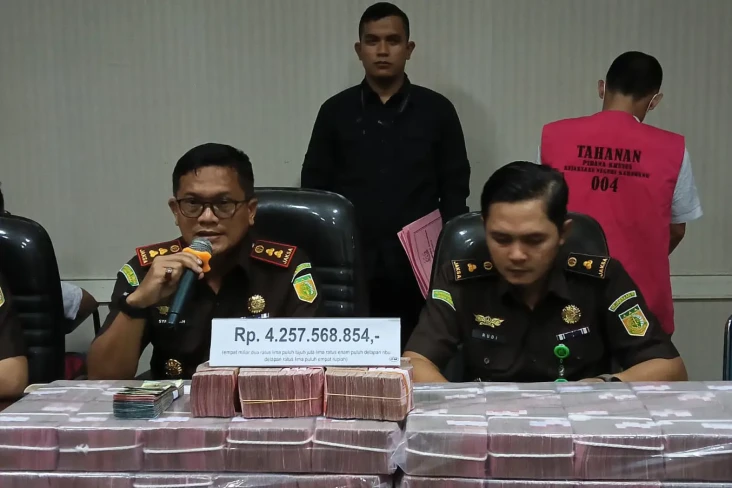 Kejari Karawang Tahan...