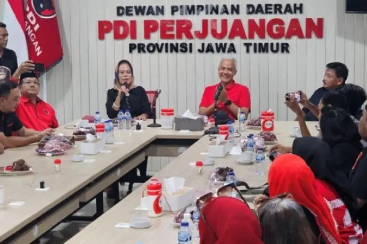 Ganjar Datangi Kantor...