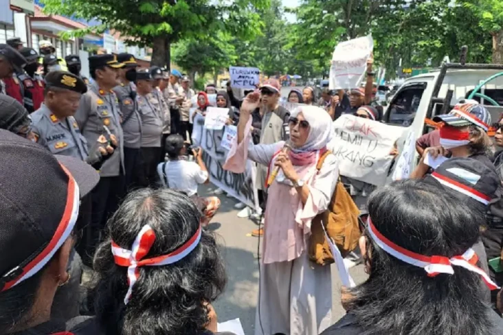 Massa Demo di Depan...