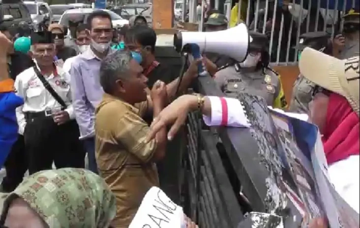 Banyak Kecurangan, Relawan...