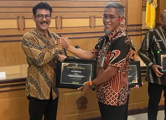 Pemkot Semarang Raih...