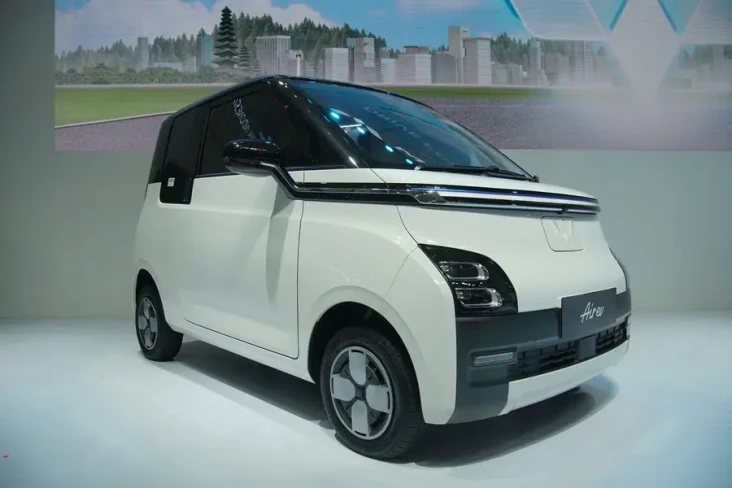 Mejeng di IIMS 2024,...