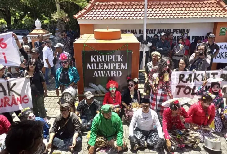 Puluhan Badut Ikut Demo...