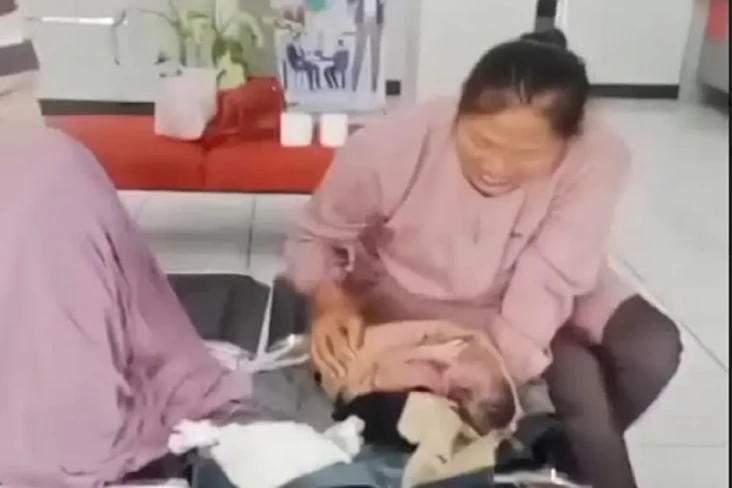 Viral Ibu Hamil Melahirkan...