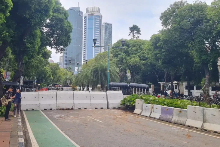 Jalan Depan Kantor KPU...