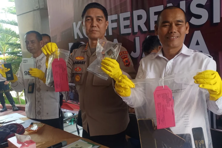 Baku Tembak dengan Polisi,...