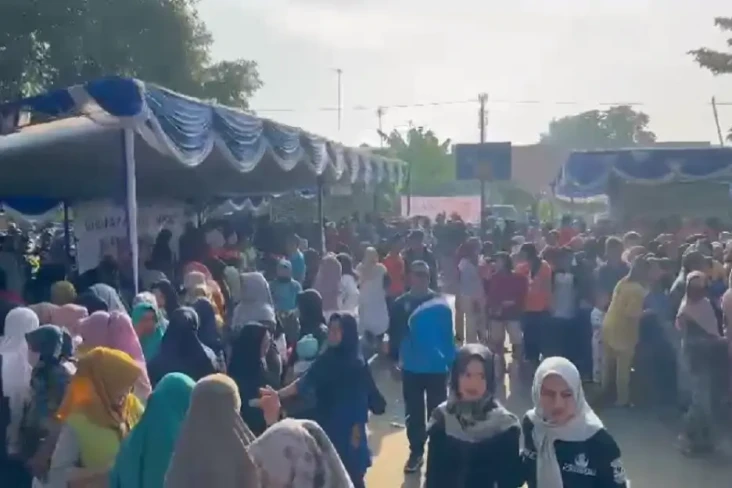 Warga Karawang Antre...
