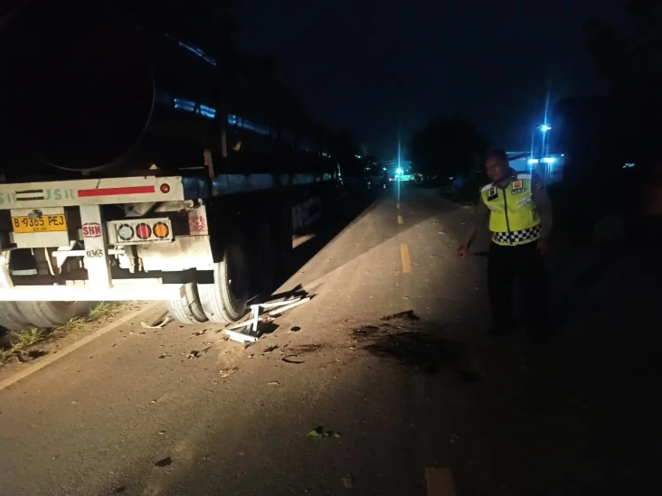 Tabrak Truk yang Parkir...
