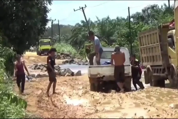 Terdampak Banjir, Jalan...