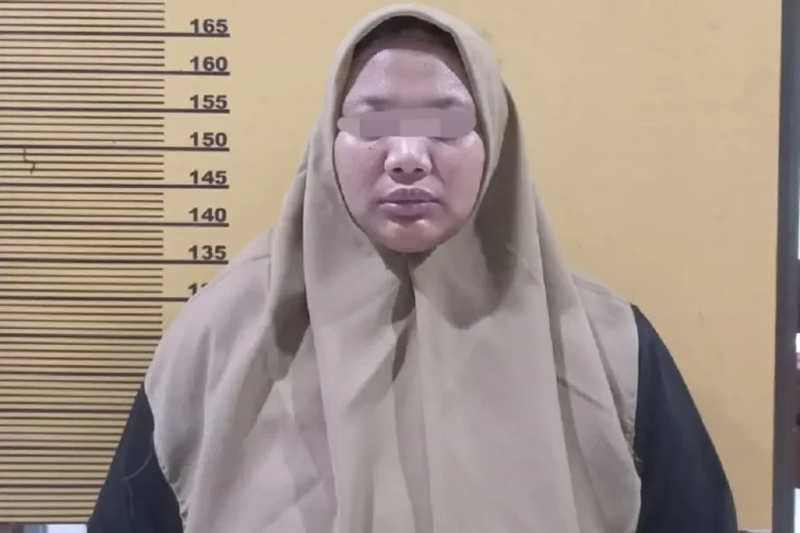 Sadis! Gadis Ini Pukul...