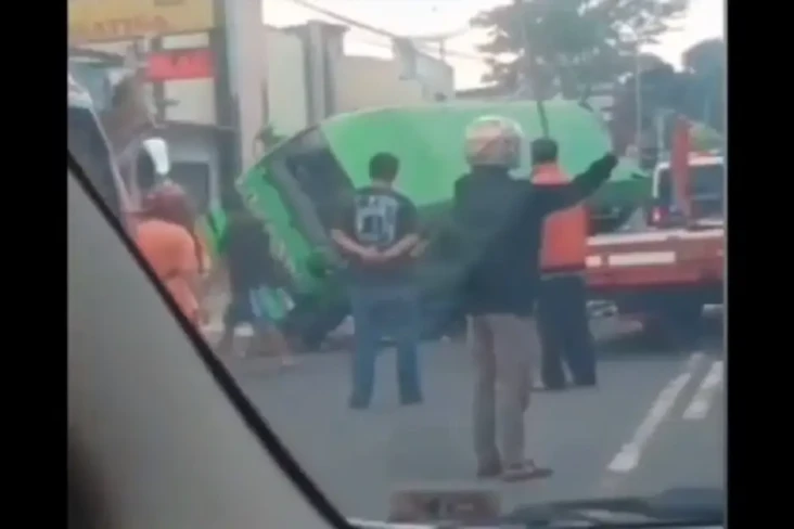 Angkot Diseruduk Sedan...