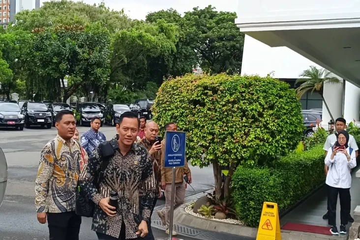Momen AHY Ikuti Sidang...