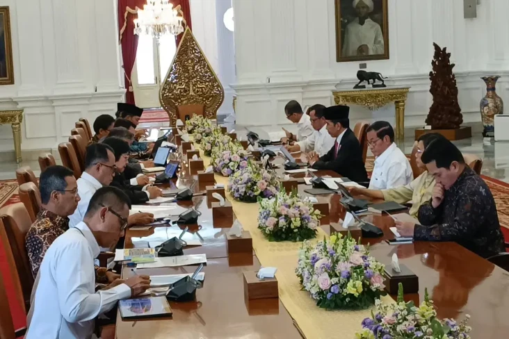 Rapat Kabinet Bahas...