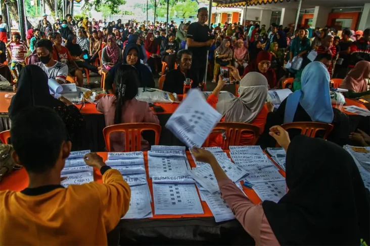 Antrean Beras Murah...