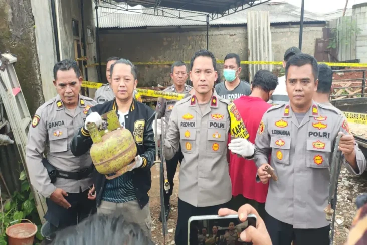 Polisi Gerebek Gudang...