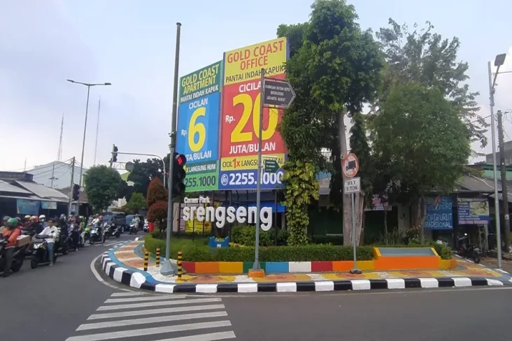 Berdiri di Taman, Reklame...
