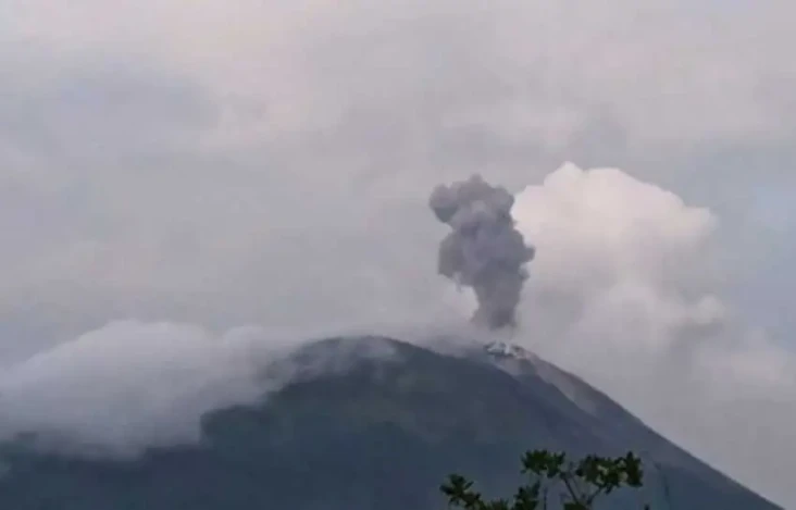 Waspada! Gunung Ile...
