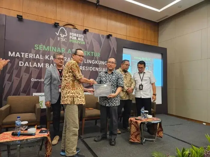 Rendah Emisi Karbon,...