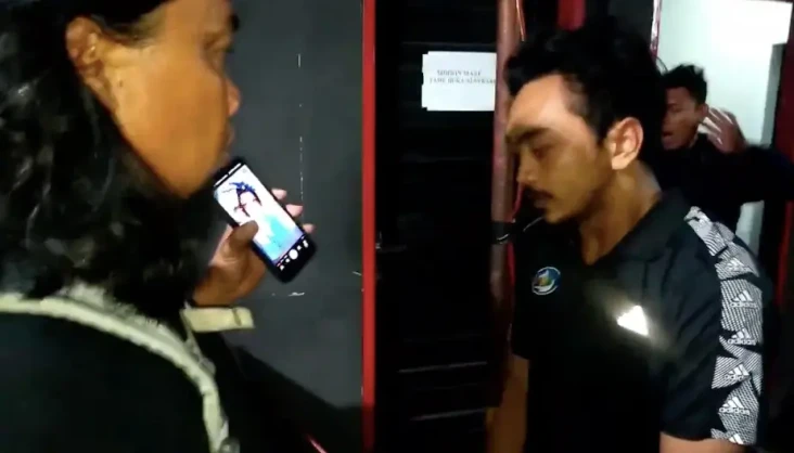 Curi HP Rekan Kerja,...