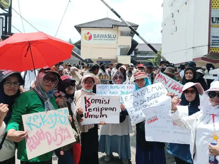 Ratusan Emak-Emak Geruduk...