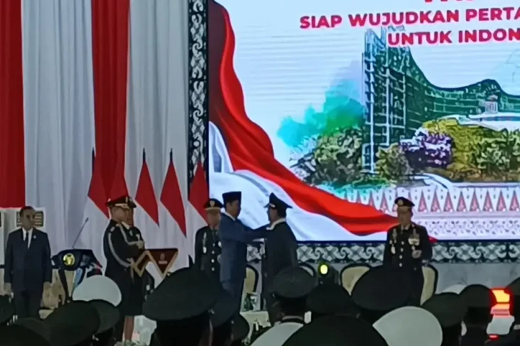 Jokowi Resmi Sematkan...