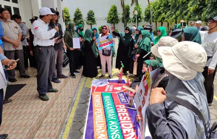 Datangi KPU DIY, Gerakan...