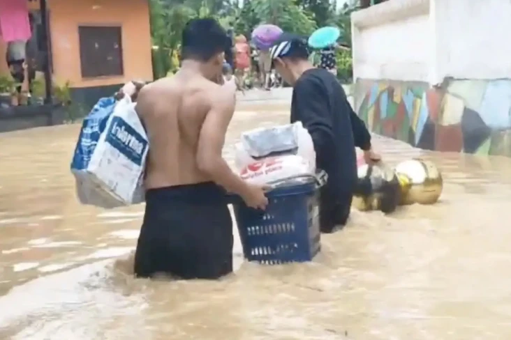Banjir 1 Meter Tenggelamkan...