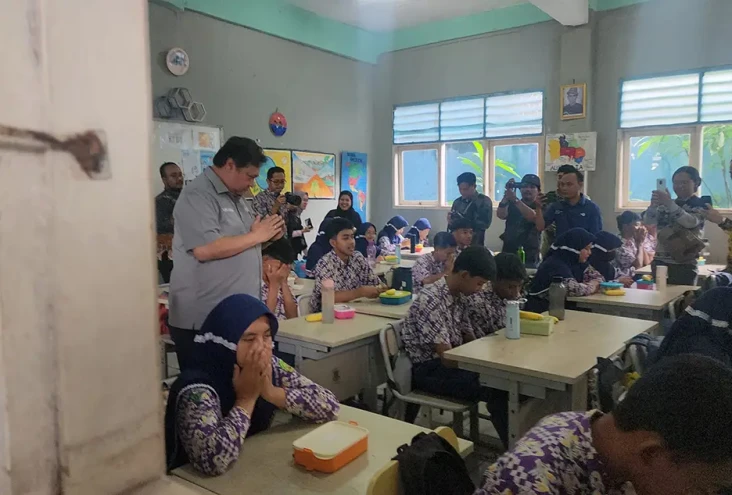 Sibuk dengan Makan Siang...