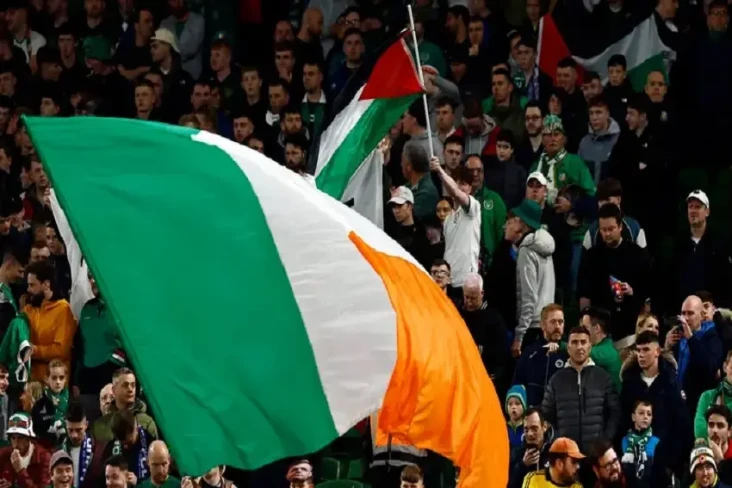 Senat Irlandia dengan...
