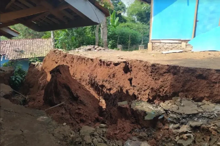 Terdampak Pergerakan...