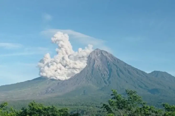 14 Kali Erupsi, Gunung...