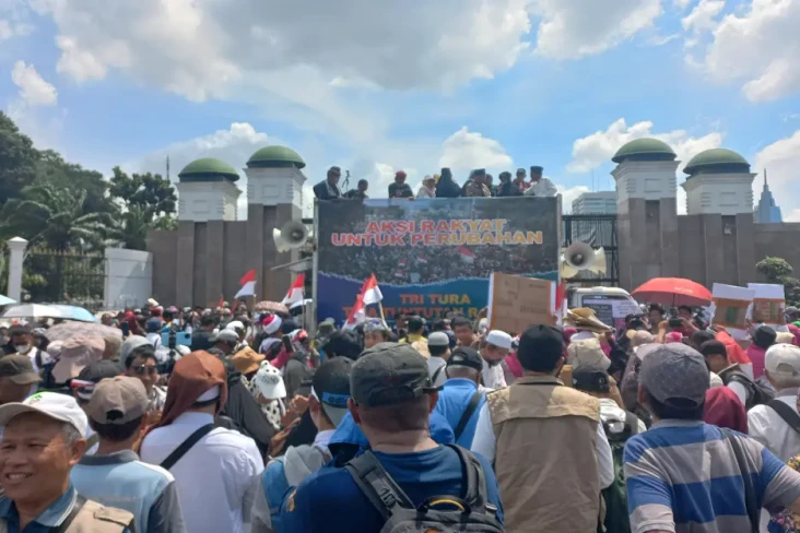 Massa Aksi Desak DPR...