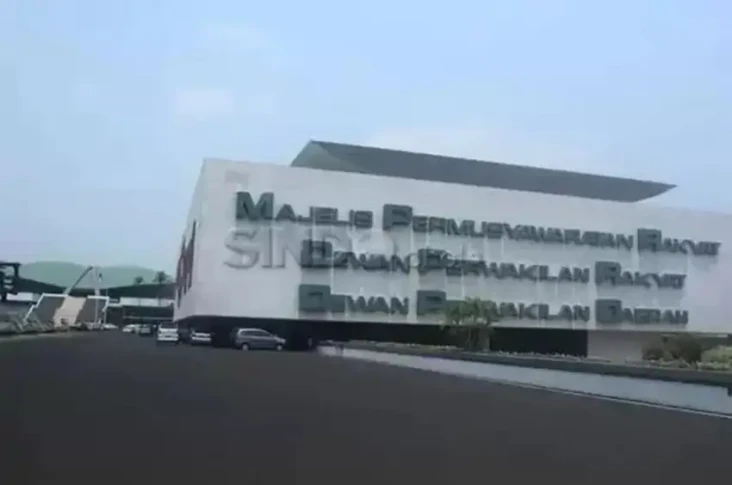 Ribuan Massa Demo DPR...