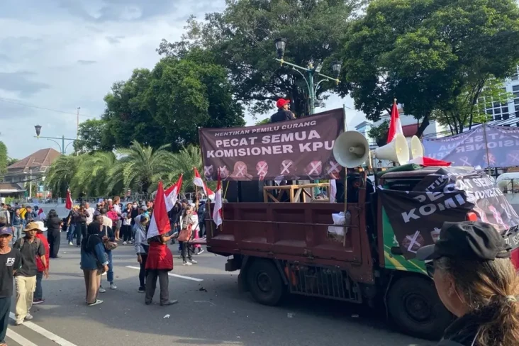 Massa Tolak Pemilu Curang...