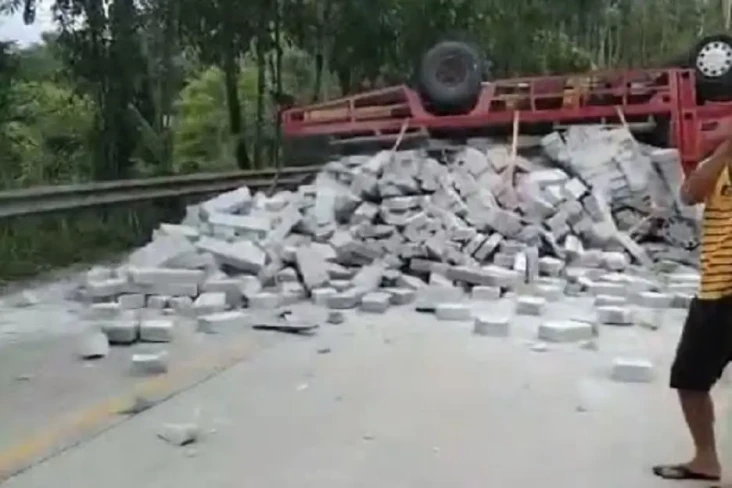 Truk Pengangkut Hebel...