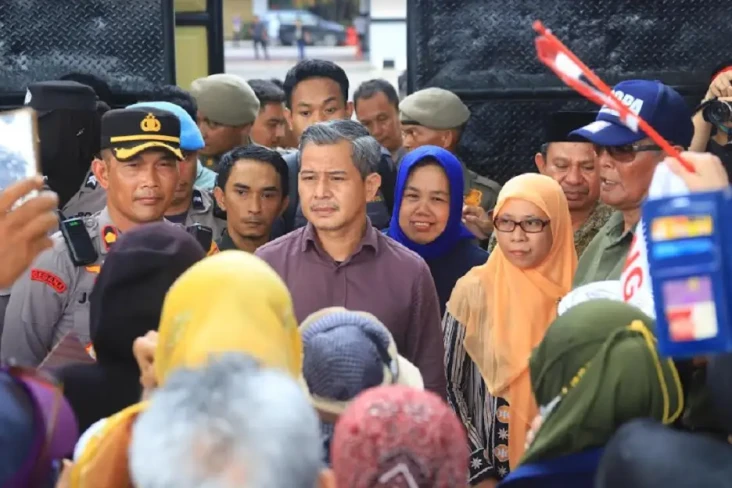 Massa Geruduk KPU hingga...