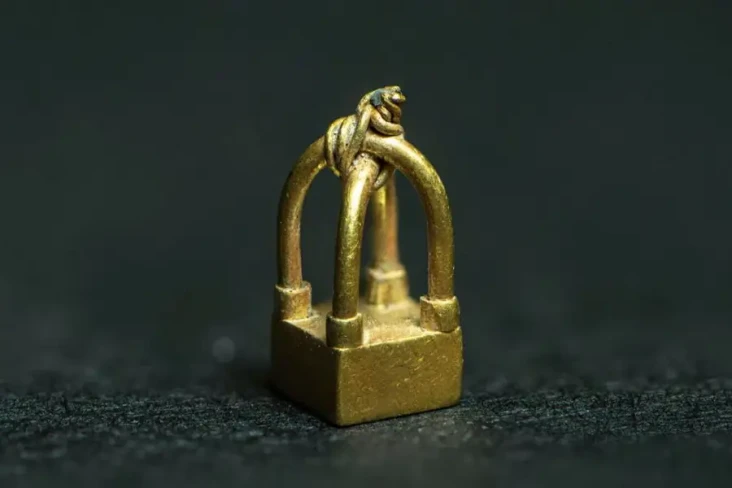 Liontin Emas Berusia...