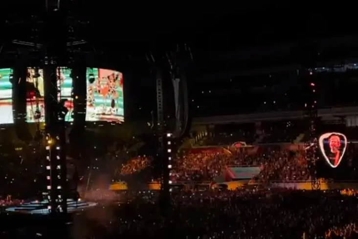 Momen Ed Sheeran Bawakan...
