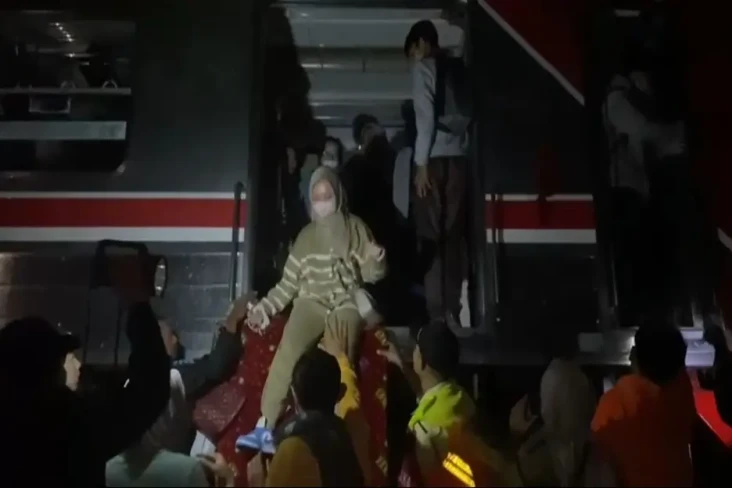 Penumpang KRL Dievakuasi...