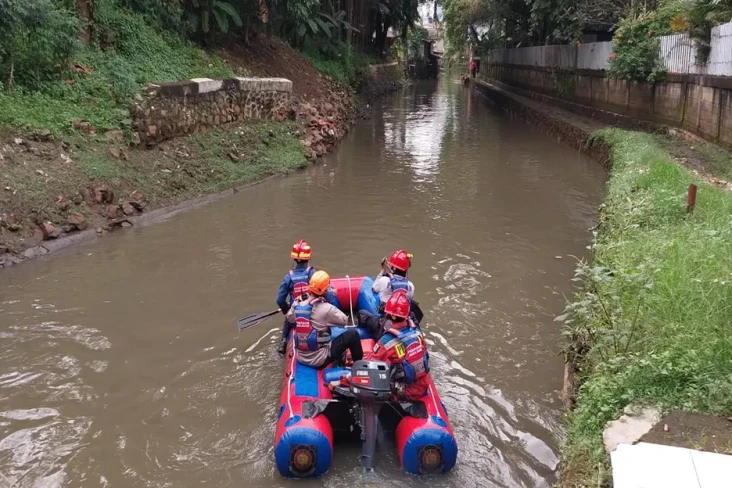 Dua Bocah Hanyut Terbawa...