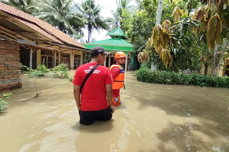 Banjir Cilacap Surut,...