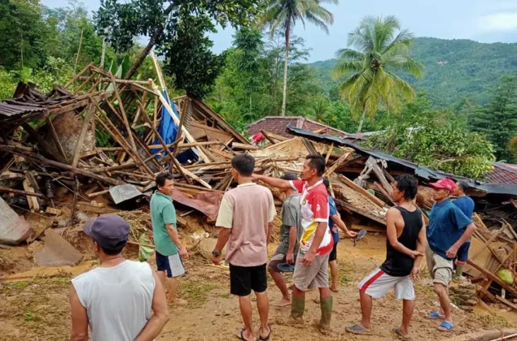 Braaak! 5 Rumah di Kampung...