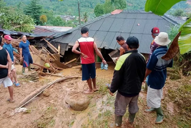 Dampak Longsor di Kampung...
